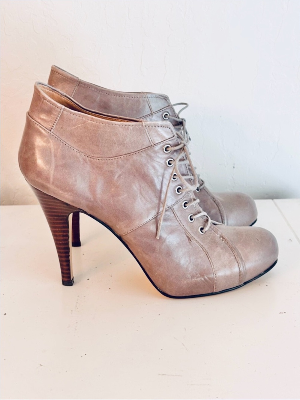 Nine West ‘Vanished’ Leather Lace Up Stiletto Oxford Style Booties Taupe, Sz 9N - Picture 7 of 8